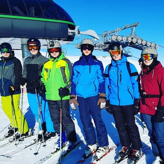 JF_Skifreizeit_2018_Gruppe_Ski.jpg